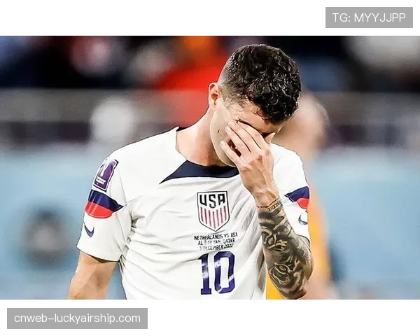 特写：终场哨响，蒙扎老将帕沃莱蒂与球迷一同落泪告别主场